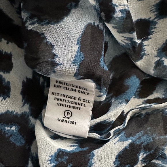 Diane Von Furstenberg Blue and Black Leopard Print Blouse - Size 10 - Picture 6 of 11